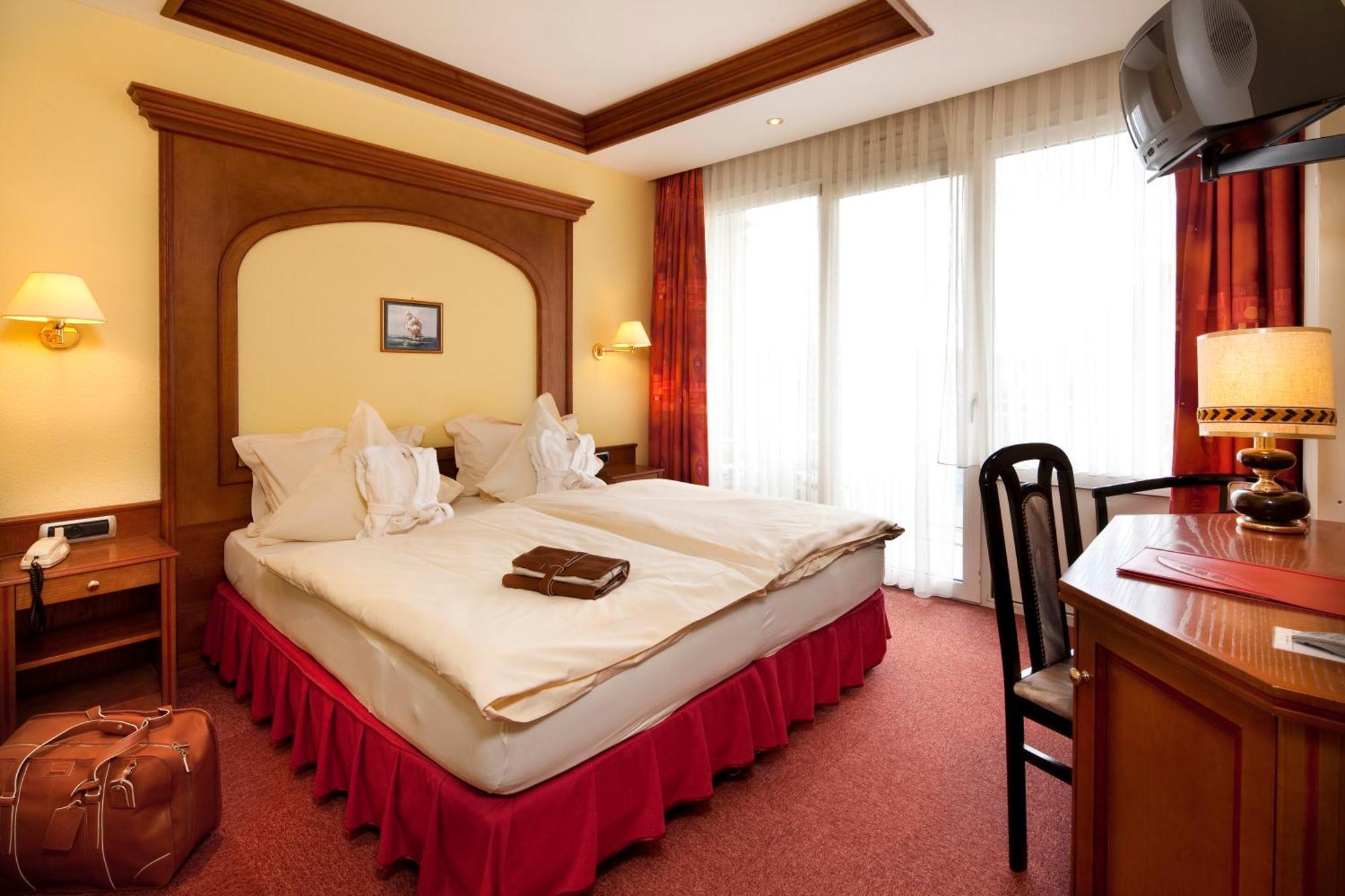 Spa Hotel Restaurant Au Lion D'Or Ла Петит-Пиер Екстериор снимка